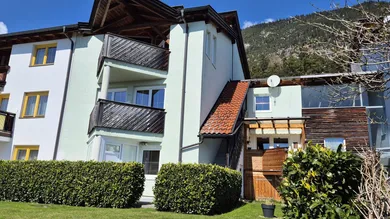 Außenansicht Südseite mit Garten und Terrasse