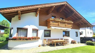 Außenansicht Holzelemente mit KI aufgehellt