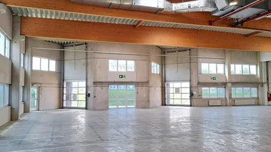 Produktionshallemit LKW-Rampen