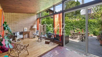Verglaster Wohnraum mit Ausgang Terrasse