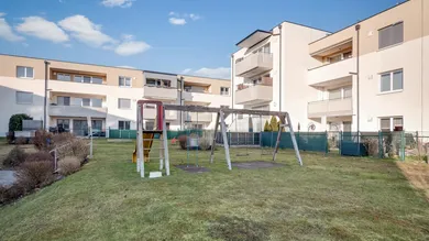 01 Ansicht Haus & Spielplatz