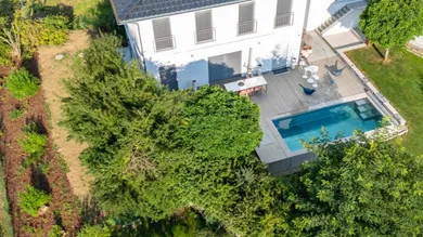 Wohnhaus mit Pool und großer Terrasse