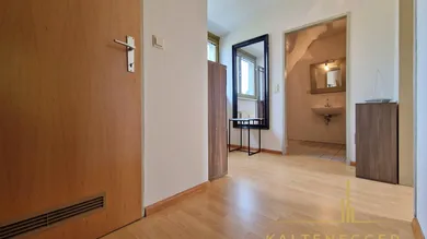 Vorzimmer mit Blick in das Bad; Tür links: Abstellraum; Tür rechts: Wohnzimmer mit offener Küche