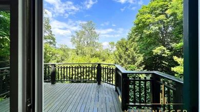 Blick von 46 m² Wohnküche auf Terrasse und Garten