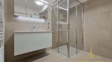 Badezimmer inklusiver ebenerdiger Dusche