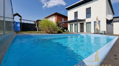 Gartenansicht: Haus mit Pool