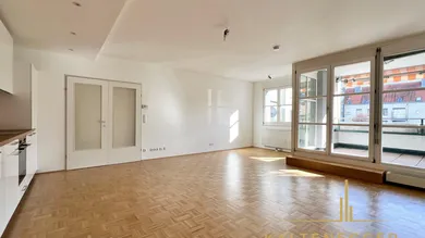 Zentraler Raum 35,26 m² mit Küchenzeile und Zugang Loggia