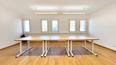 Blick vom Vorraum in das große Büro
