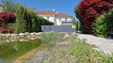 Blick auf das Haus von der Badeteichseite her