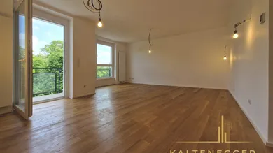 Wohnzimmer ca. 28,41 m² mit Ausgang auf die Loggia