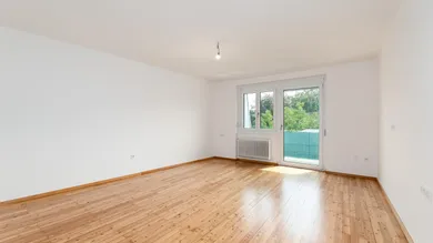 Wohnzimmer mit Blick zum Balkon