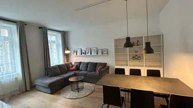 Wohnzimmer mit Couch und Tisch