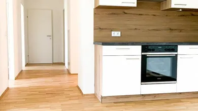 Teil der Küche mit Zugang zu den Schlafzimmern