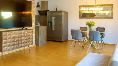 Wohnzimmer mit offener Küche