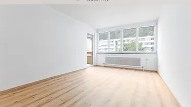 Wohnzimmer mit Ausgang auf die Loggia