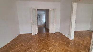 Blick zum Vorraum und zur Wohnungseingangstüre