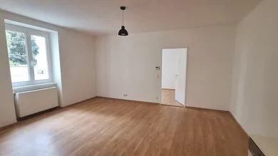 Große Wohnküche mit Zugang zum Schlafzimmer