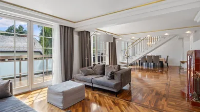 Design trifft Raumgefühl – Wohn-Essbereich mit stilvoller Treppe ins Obergeschoss