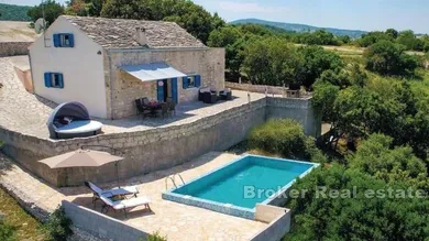 2039-07-001-2039-07-island-of-Brac-stone-house-with-pool-for-sale