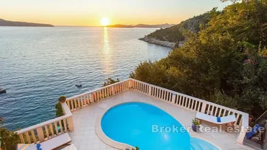 000-2026-111-Dubrovnik-Villa-in-the-first-row-to-the-sea-for-sale