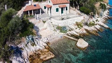 4575-30-01-4575-30-Hvar-stone-house-for-sale-by-the-sea
