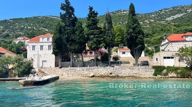 2016-581-001-2016-581-peljesac-spacious-property-first-row-to-the-sea-for-sale