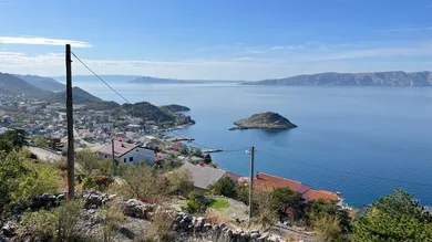 Blick vom Grundstück auf die vorgelagerte Insel Lisac
