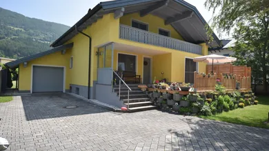 Wohnhaus / Vorderseite / Zufahrt