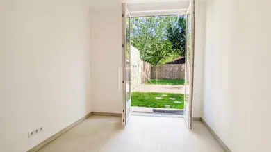 Zimmer 1 mit direktem Gartenzugang