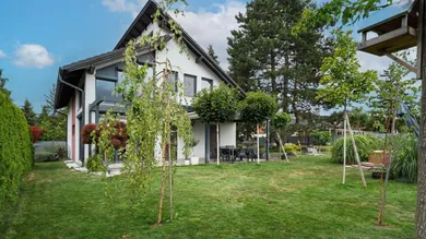 Hausfront aus dem Garten