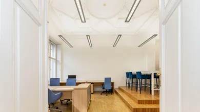Großes, helles Büro mit hohen Decken und Stuck