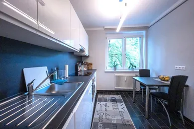 voll möblierte Küche mit Essbereich