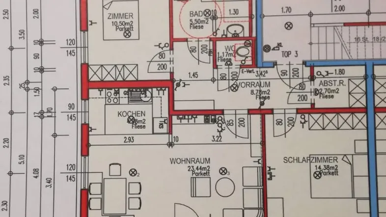 Detaillierter Grundrissplan einer Wohnung mit Wohnraum, Küche, Schlafzimmer und Loggia-Balkon.