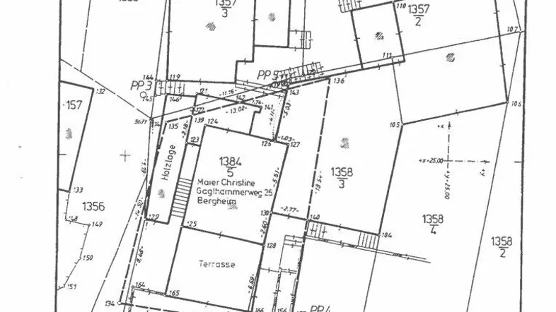 Lageplan des Grundstücks mit eingezeichneten Gebäuden und Terrassenbereichen.