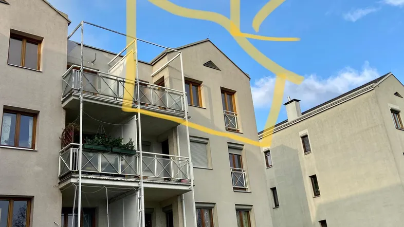 Außenansicht eines Mehrfamilienhauses mit mehreren Balkonen und moderner Architektur.