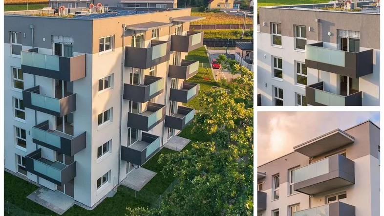 Moderne Wohnanlage mit mehreren Balkonen und grüner Umgebung bei Sonnenuntergang.