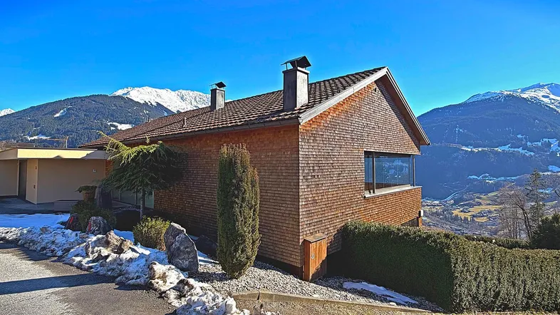 Charmantes Chalet mit Holzfassade und atemberaubendem Bergblick in sonniger Lage.