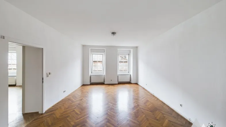 Licht durchflutetes Schlafzimmer mit Kachelofen