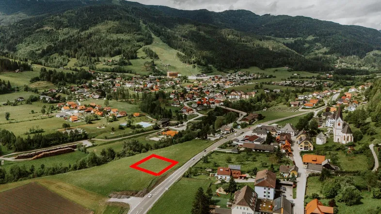 Lage mit Skiberg im Hintergrund