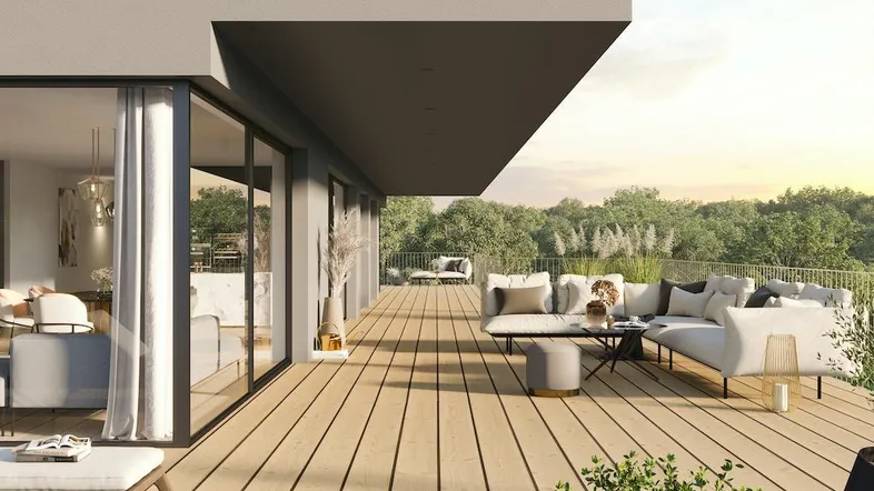 Große moderne Terrasse mit bequemen Loungemöbeln und weitem Blick ins Grüne bei Sonnenuntergang.