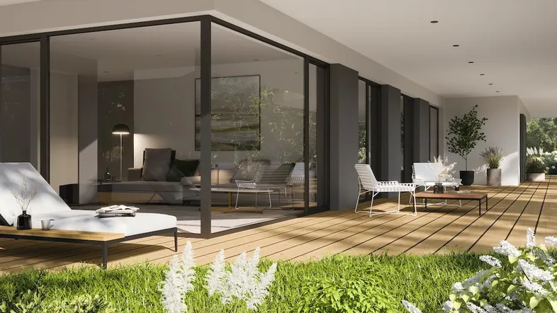 Große Holzterrasse mit modernen Gartenmöbeln und Blick in den hellen Wohnbereich.