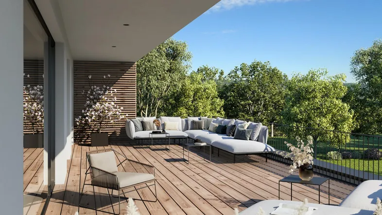 Große, moderne Terrasse mit bequemen Lounge-Möbeln und Holzboden, umgeben von üppigem Grün unter blauem Himmel.