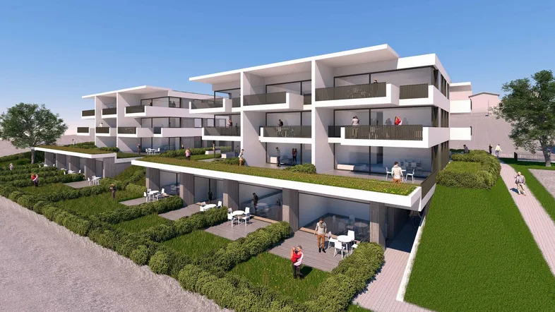 Moderne Wohnanlage mit mehreren Gebäuden, Balkonen, Terrassen und begrünten Dächern in sonniger Lage.