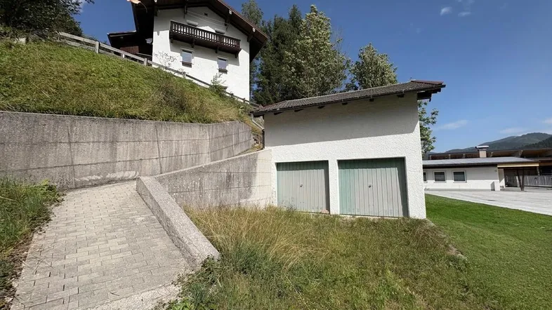 Doppelgarage mit Hausansicht und Zugang