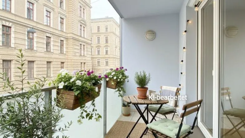 Ein gemütlicher Balkon mit Sitzgelegenheiten, Pflanzen und Lichterkette, der einen urbanen Blick auf die umliegenden Gebäude bietet.