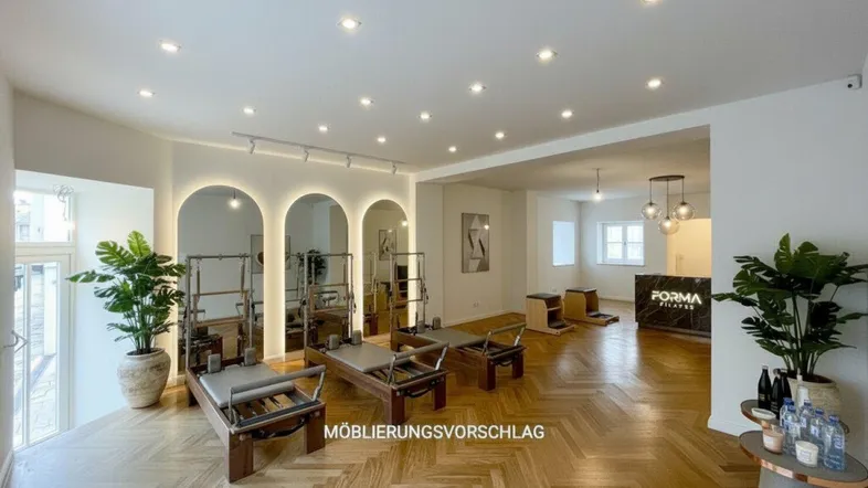 Heller, moderner Fitnessbereich mit Pilates-Geräten und elegantem Fischgrätparkettboden.
