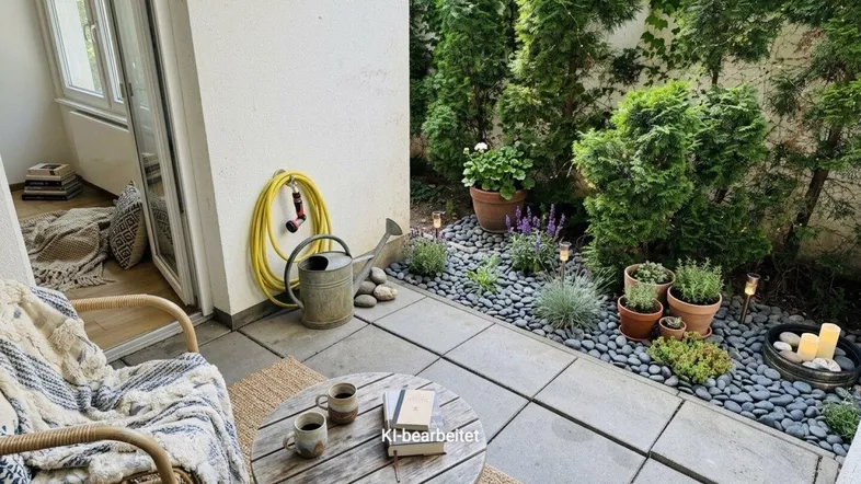 Gemütliche Terrasse mit Sitzgelegenheiten, Pflanzen und Kiesbeet, ideal zum Entspannen im Freien.