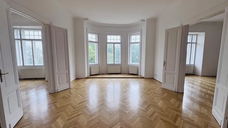 Helles, geräumiges Zimmer mit Fischgrätparkett, hohen Decken und einem schönen Erkerfenster.