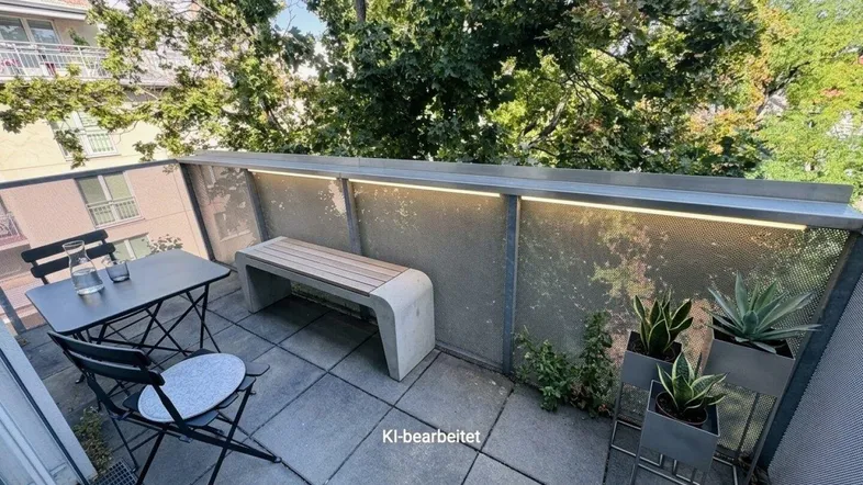 Möblierter Balkon mit Sitzgelegenheiten und Blick ins Grüne, ideal zum Entspannen im Freien.