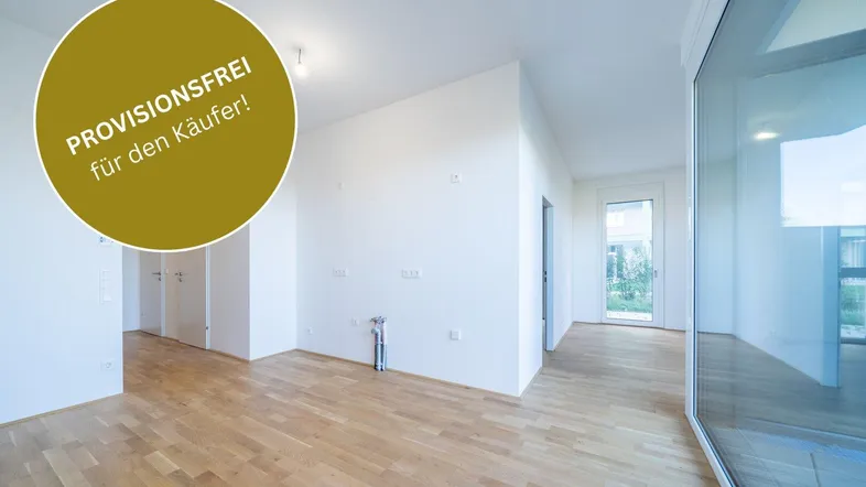 Heller, leerer Raum mit Holzboden und großen Fenstern, bereit für die individuelle Gestaltung.